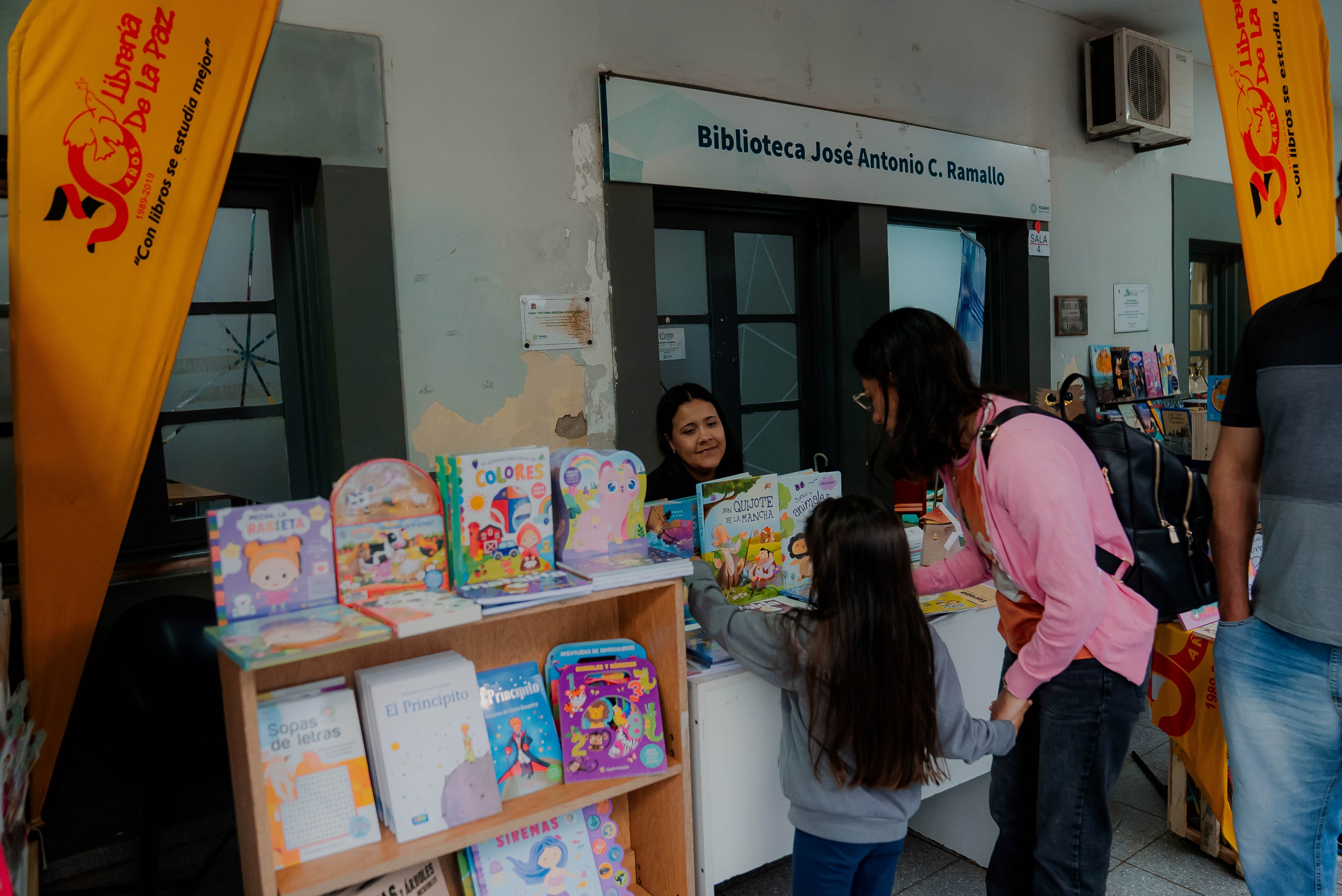 <p>Posadas abrió su primera Feria del Libro Infantil para fomentar la lectura desde la niñez</p>